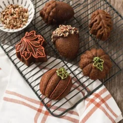 Nordic Ware Autumn Treats herfstfiguren bakvorm 6 stuks 9 x 6 cm aluminium bronskleurig