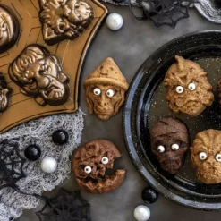 Nordic Ware Monster Mask cakelet pan brons aluminium