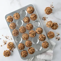 Nordic Ware Naturals bakvorm voor 24 muffins aluminium grijs